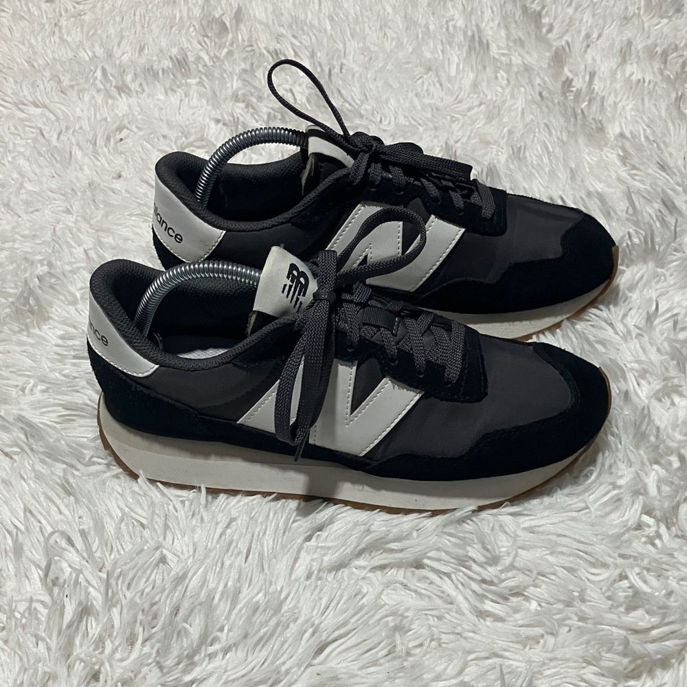 New Balance Men's Black and White Sneakers